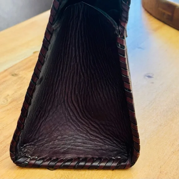 Elegant Floral Embossed Leather Handbag - Picture 5 of 9